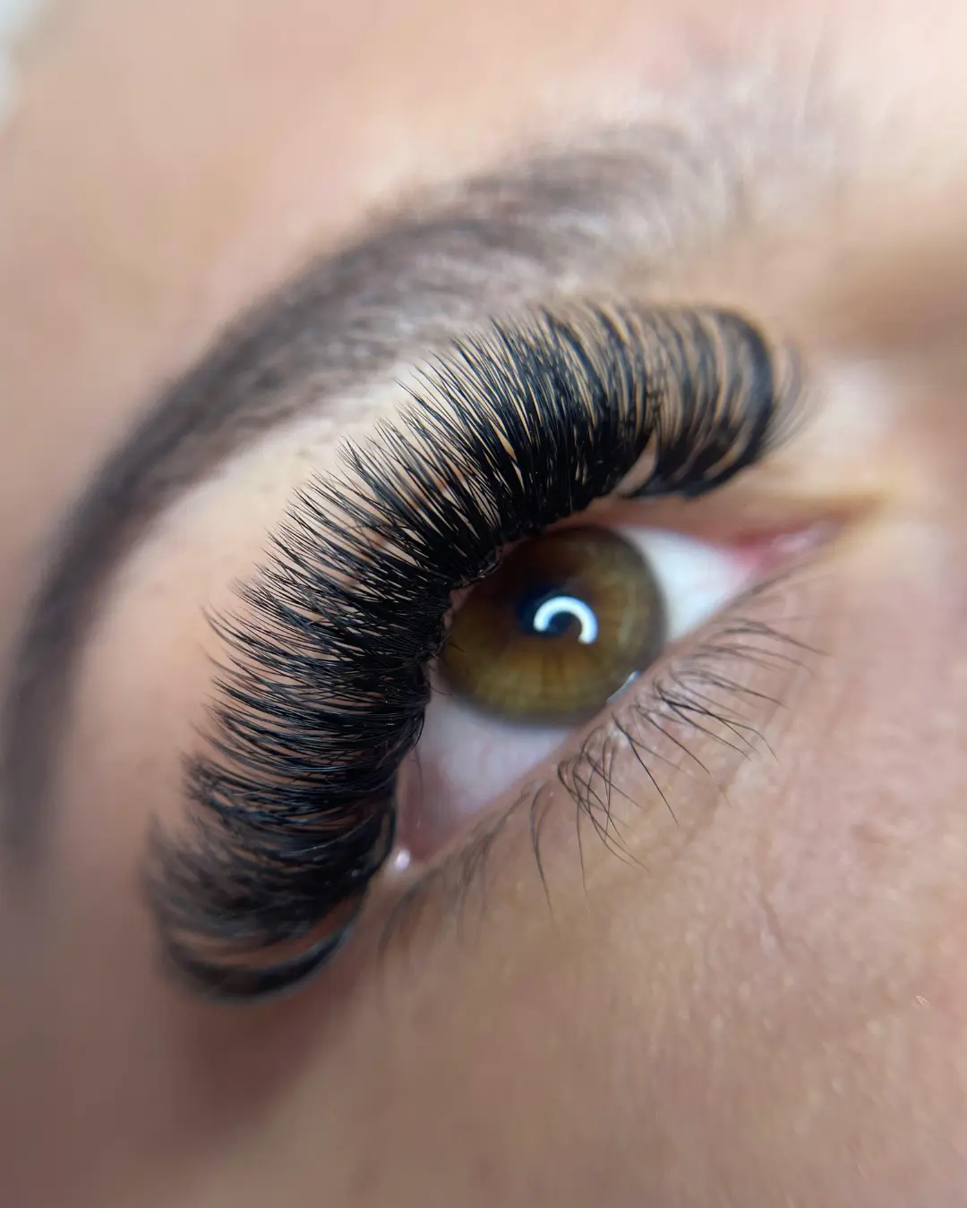 Devenir technicienne de cils avec les formations beautymood